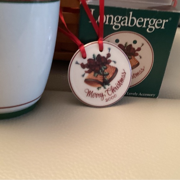 Longaberger Plaid Basket, 2 Snowman Mugs & tie on accessory...